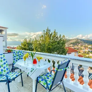 https://villa-vittorio-seget-vranjica.hotels-in-trogir.com